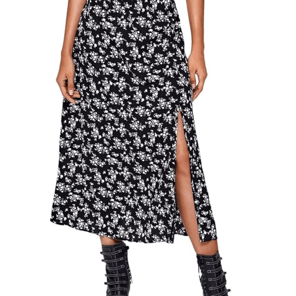 Chic Black and White Floral A-Line Skirt